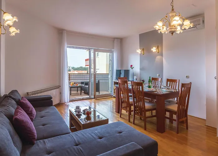 Stunning Apartment In Makarska With Kitchen