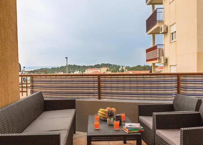 Stunning Apartment In Makarska With Kitchen