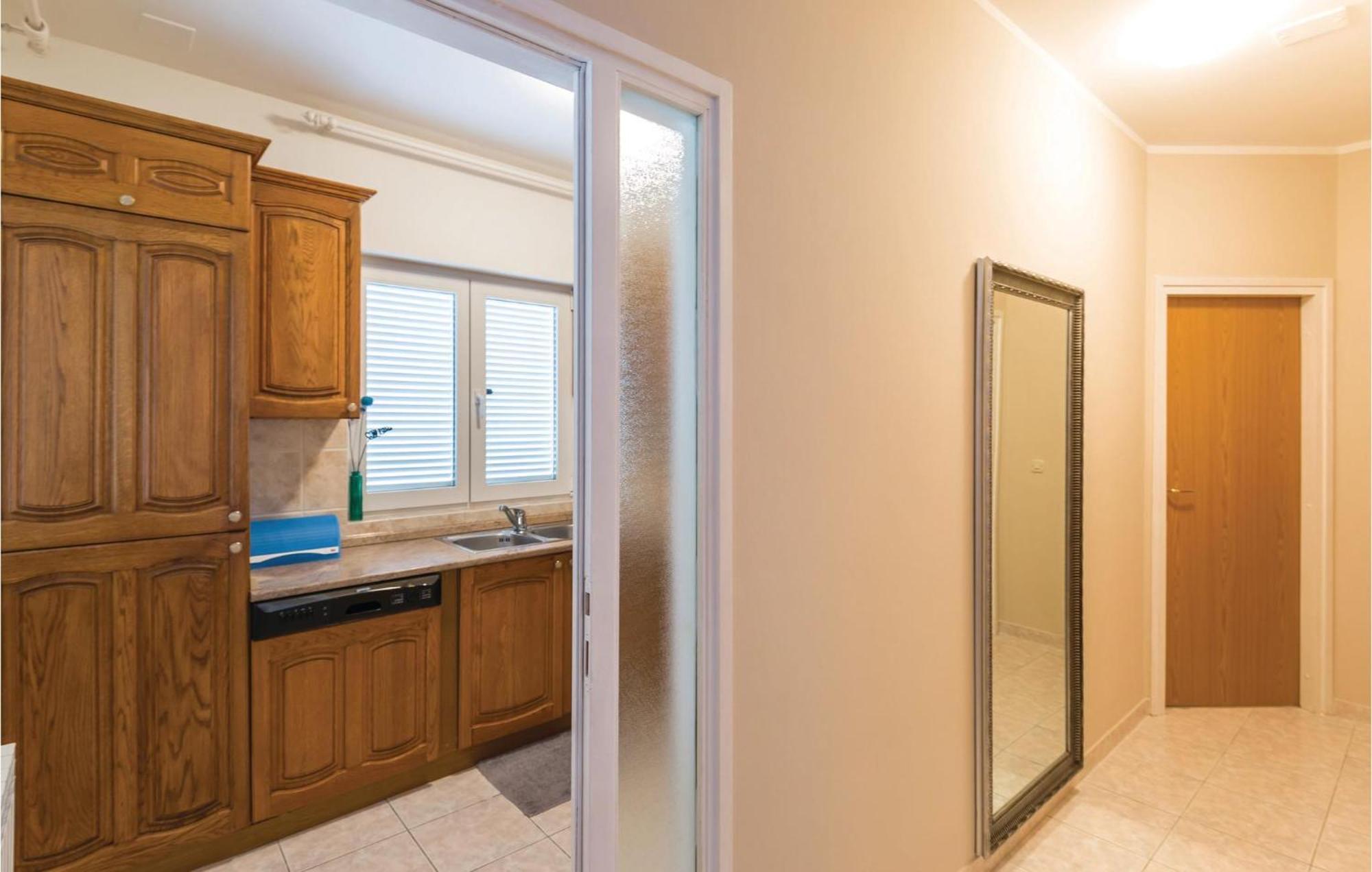 Apartament Stunning In With Kitchen