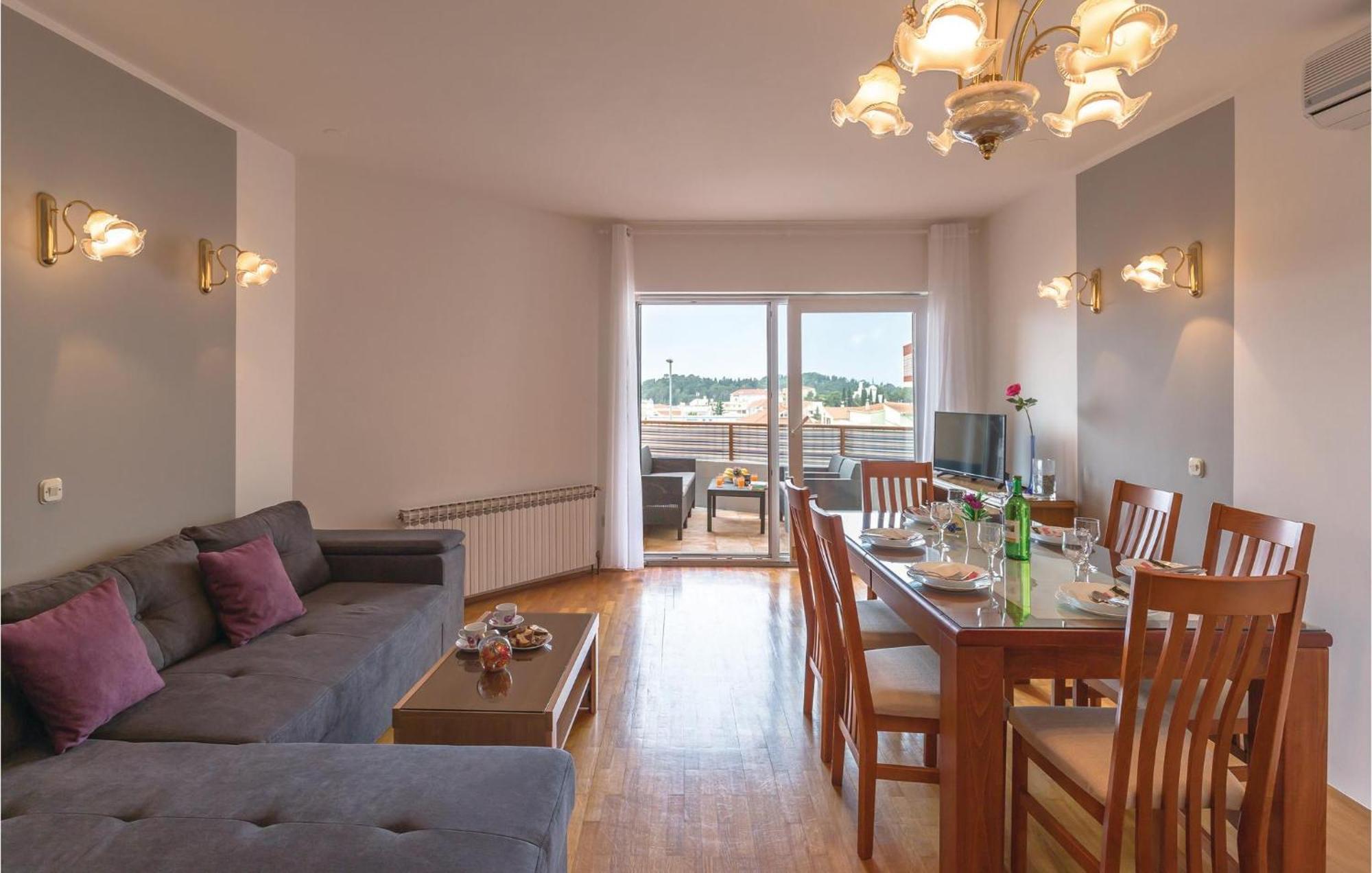 Apartament Stunning In With Kitchen